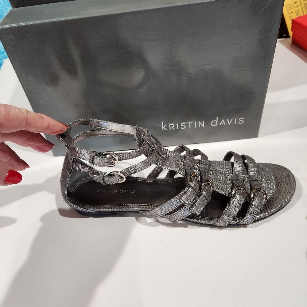 KRISTIN DAVIS sz.9 GLADIATOR SILVER MATALIC SANDLES